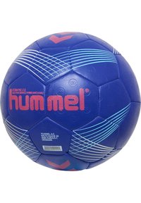 Blå hybrid matchboll med en texturerad yta, röda och blå accenter samt geometriska mönster. Visar varumärket "hummel" på ett framträdande sätt.