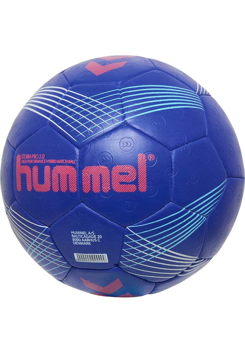 Blå hybrid matchboll med en texturerad yta, röda och blå accenter samt geometriska mönster. Visar varumärket "hummel" på ett framträdande sätt.