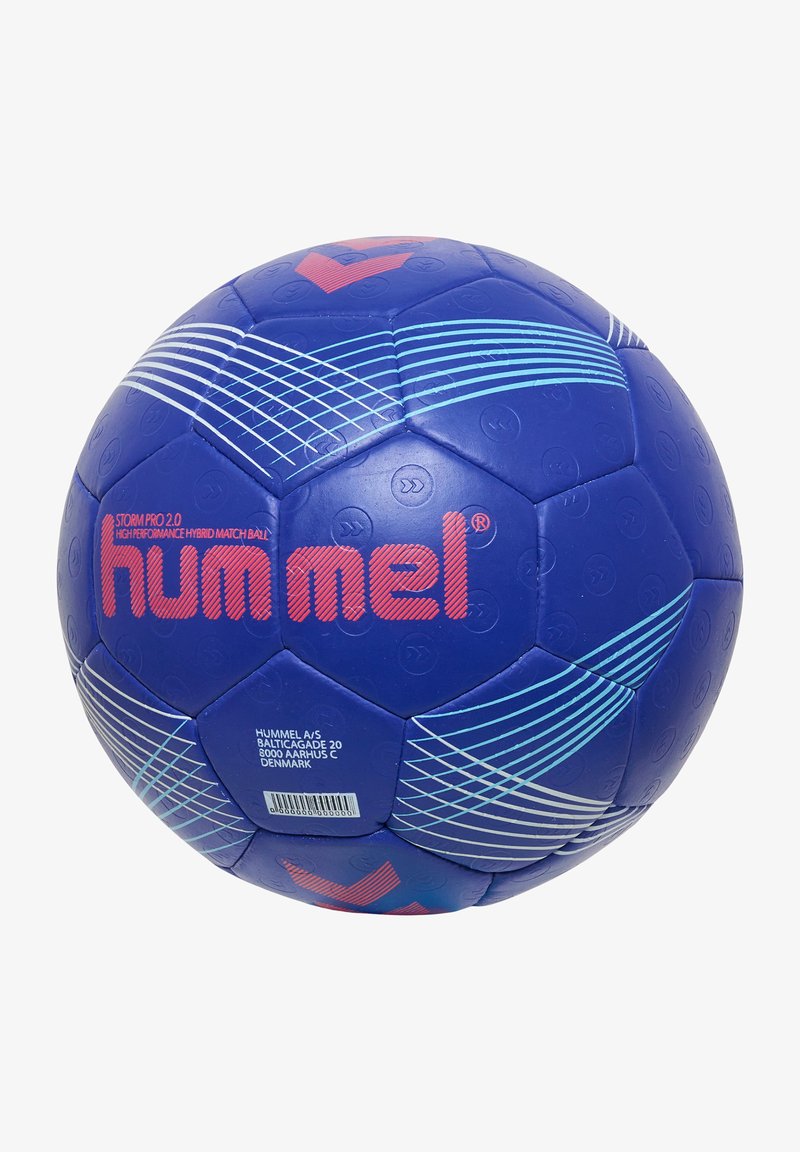 Blå hybrid matchboll med en texturerad yta, röda och blå accenter samt geometriska mönster. Visar varumärket "hummel" på ett framträdande sätt.