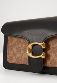 COACH SIGNATURE TABBY - Torba preko tijela - tan black