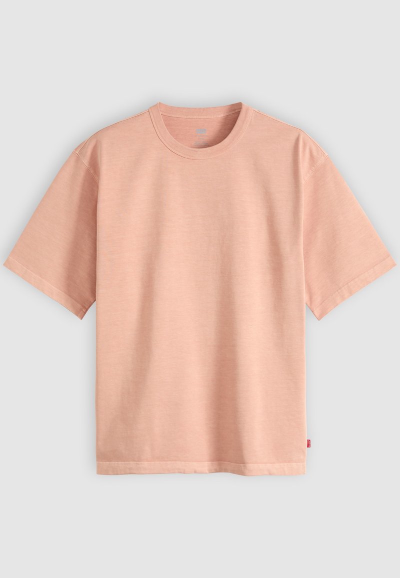 Einfaches hellrosa T-Shirt mit kurzen Ärmeln und Rundhalsausschnitt, flach auf einem hellgrauen Hintergrund präsentiert.