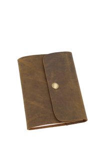 Bruine leren notitieboek met een klepsluiting en een messing drukknoop. Heeft een gladde textuur en ronde hoeken. Compact ontwerp.