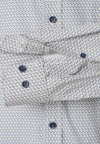 Blauw en beige gestreepte langek mouwen shirt met een knoopmanchet, voorzien van een gestructureerde stof en donkere knopen, keurig op maat gemaakt.