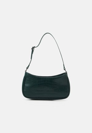 Sac à main vert foncé avec bandoulière réglable et motif crocodile texturé sur une surface en cuir lisse.