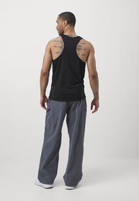 Under Armour UNSTOPPABLE AIRVENT - Pantalon classique - castlerock