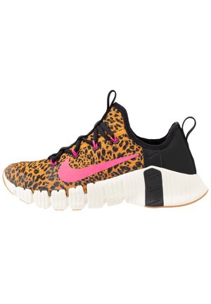 Løbesko med leopardmønster på overdelen, sort hæl, pink Nike-swoosh, sorte snørebånd og chunky hvid sål med segmenteret design.