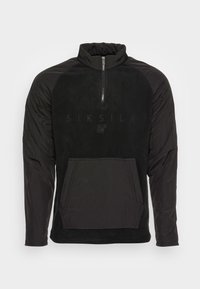 Pullover nero con zip a un quarto, in fleece con corpo in tessuto e maniche a effetto piumino. Presenta una tasca anteriore e un logo ricamato sul petto.