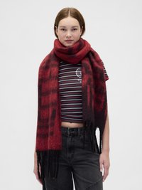 Κόκκινο και μαύρο καρό κασκόλ από απαλό ύφασμα, με φουντωτές άκρες, τυλιγμένο γύρω από το λαιμό, συνδυασμένο με ριγέ τοπ.