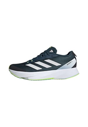 Laufschuh mit einem dunkelblauen Mesh-Obermaterial, weißem Three-Stripe-Design und grünen Akzenten. Verfügt über eine dicke weiße Zwischensohle und ein strukturiertes Außensohle.