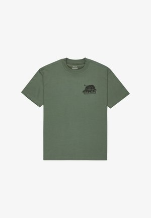 Oliven grøn bomulds t-shirt med korte ærmer, rund halsudskæring og et sort grafisk logo med en panter på venstre bryst.