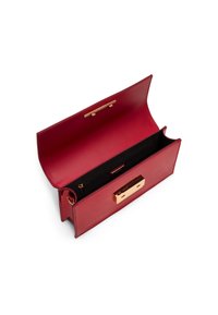 Rote Lackledertasche mit glänzender Oberfläche. Mit einer goldenen Hardware-Schnalle und einer gefütterten Innentasche mit Reißverschluss ausgestattet. Innen mit kontrastierender Farbe ausgekleidet.