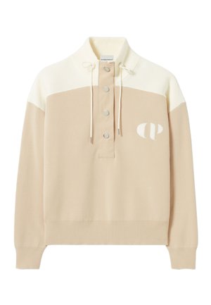 Pull beige et crème avec un col haut, un design côtelé, quatre boutons au cou et un logo sur la poitrine. Texture douce et coupe décontractée.