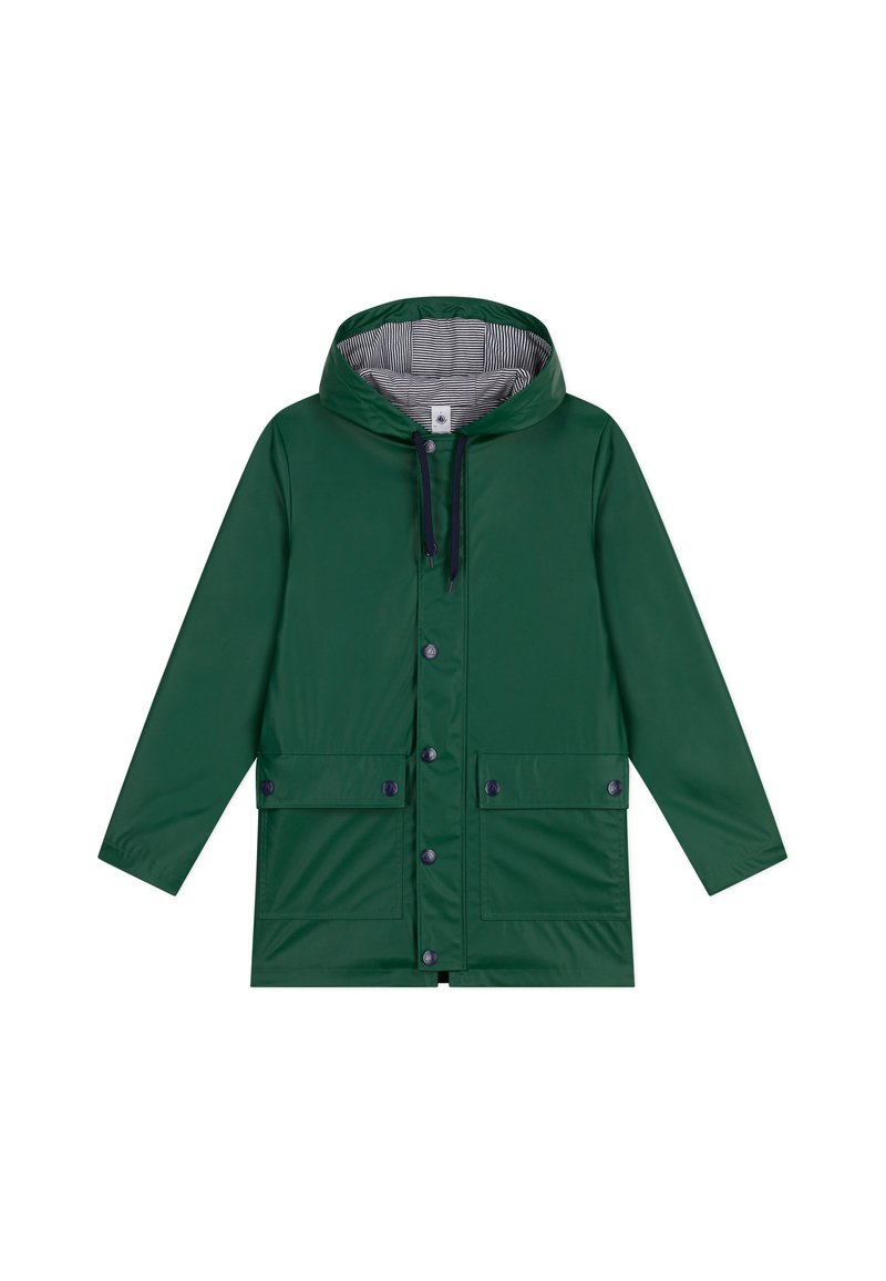 Veste imperméable verte avec capuche, boutons à l'avant, deux grandes poches avant et une doublure intérieure rayée. Texture lisse.