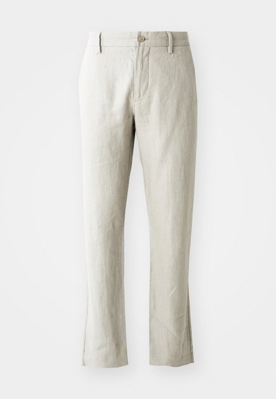 Pantalons en lin beige clair à coupe droite, texture subtile, fermeture à bouton devant et deux poches latérales. Conçus pour une silhouette épurée.