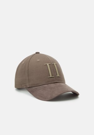 Pet - walnut/dark sand