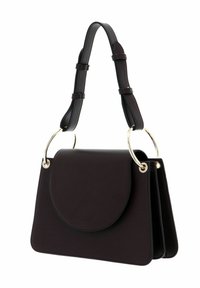 Sac à main en cuir marron foncé avec un rabat arrondi, des ferrures dorées, deux poignées supérieures et une forme structurée. Texture lisse, design minimaliste.