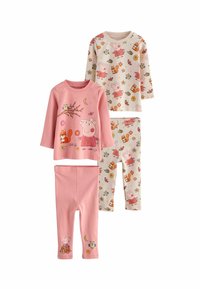 Kaksi lasten pyjama-settiä, jotka on valmistettu pehmeästä puuvillasta. Toinen setti on vaaleanpunainen, jossa on sarjakuvahahmo, ja toinen on kermavärinen, jossa on värikkäitä eläinkuvioita.