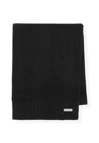 Czarny dziergany szalik z prążkowanym obszyciem, z małą oznaczoną metką. Tkanina jest fakturowana i lekko elastyczna, zapewniając ciepło.