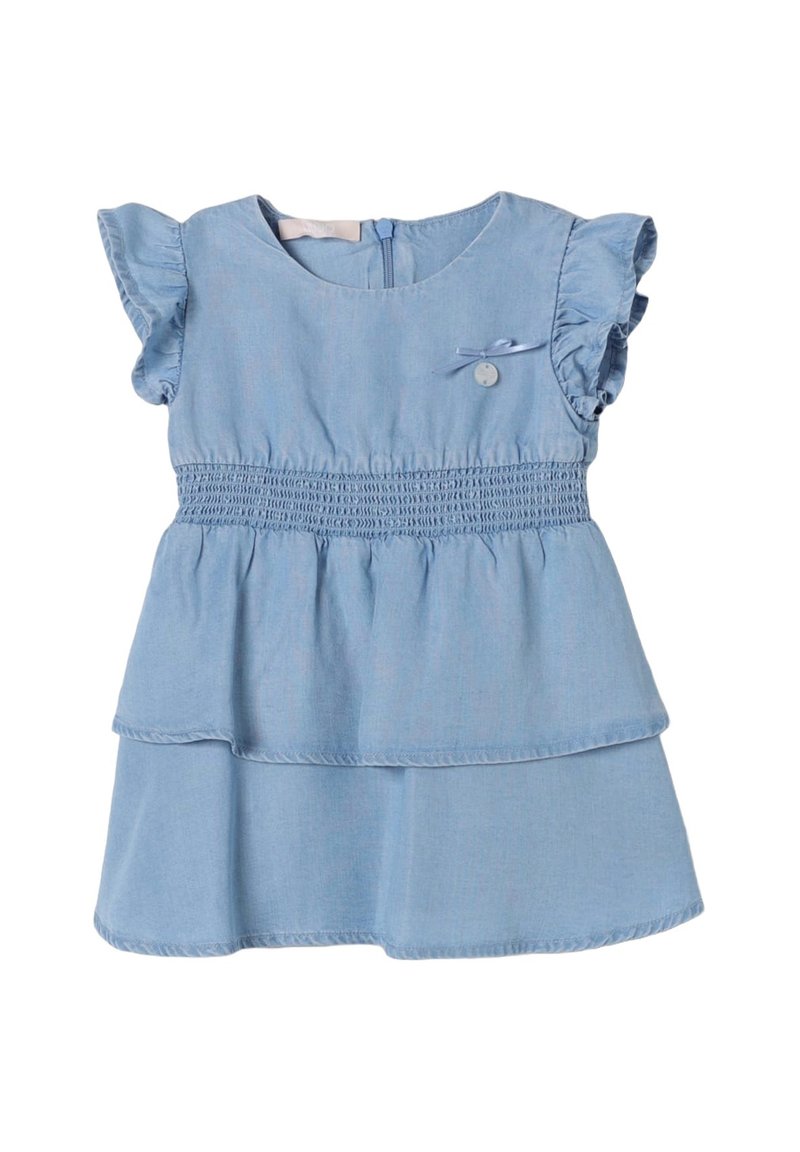 Abito di cotone azzurro chiaro con maniche a volant corte, vita arricciata e gonna a strati. Dettaglio decorativo di bottone e fiocco sul petto.