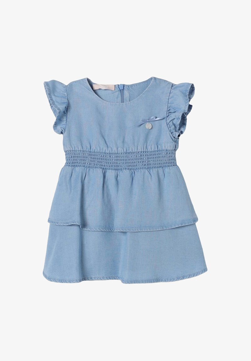 Abito di cotone azzurro chiaro con maniche a volant corte, vita arricciata e gonna a strati. Dettaglio decorativo di bottone e fiocco sul petto.