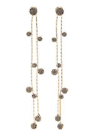 Długie złote kolczyki wiszące z wieloma małymi okrągłymi czarnymi kamieniami szlachetnymi ułożonymi w klastry na delikatnych łańcuszkach.