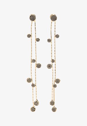 Długie złote kolczyki wiszące z wieloma małymi okrągłymi czarnymi kamieniami szlachetnymi ułożonymi w klastry na delikatnych łańcuszkach.
