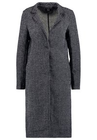 Cappotto lungo, di un blu navy scuro, con un motivo testurizzato, chiusura a un bottone e revers a scellino; presenta maniche lunghe e una silhouette dritta.