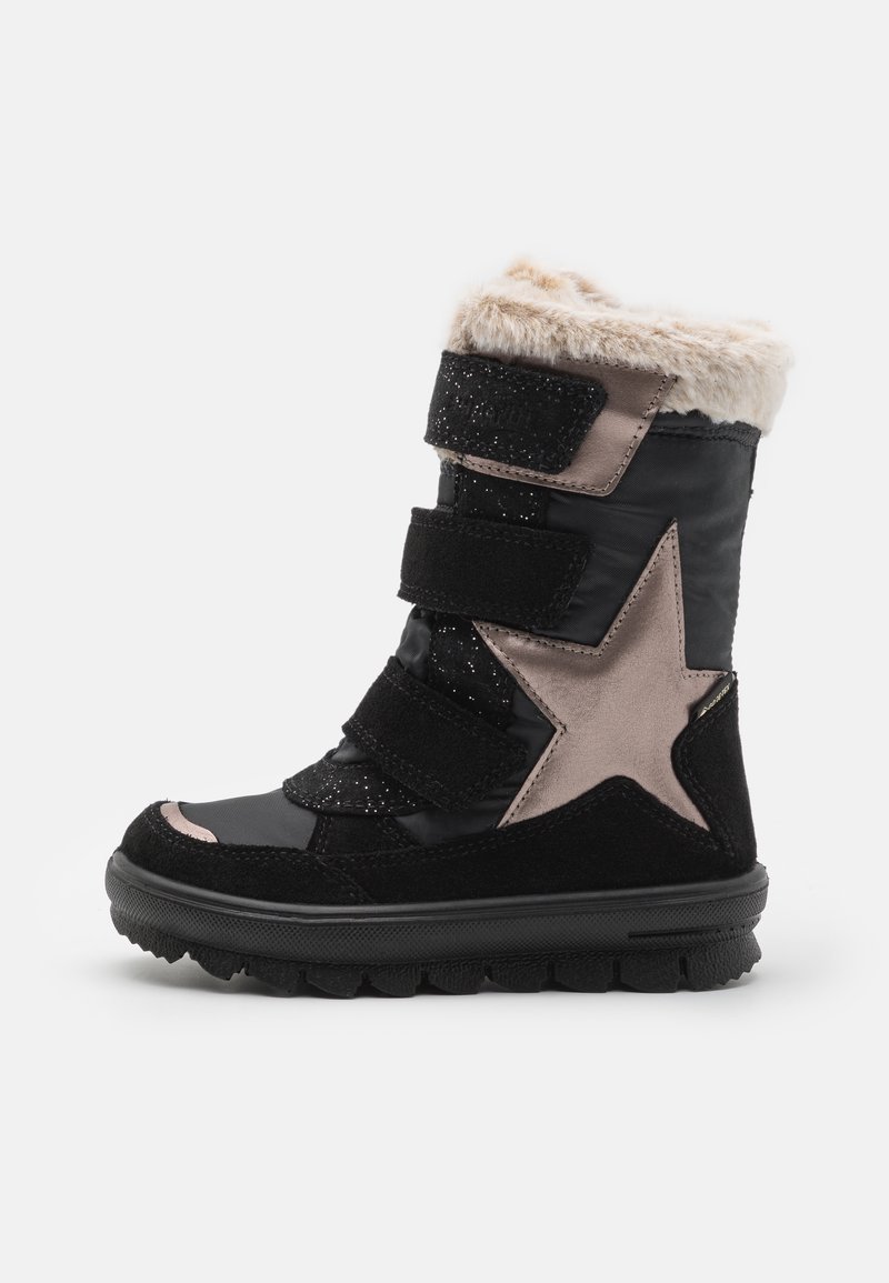 Botte d'hiver noire avec un col en fausse fourrure, trois bandes Velcro et un accent en forme d'étoile rose. Fabriquée à partir d'un mélange de daim et de matériaux lisses.