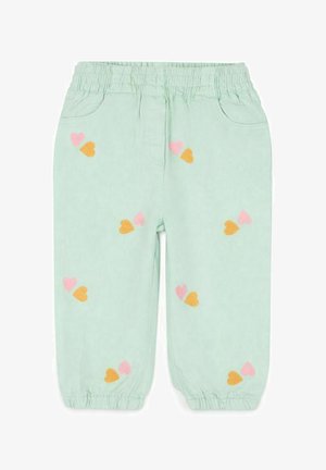 Jasnozielone spodnie z elastycznym pasem i ściągaczami przy nogawkach, ozdobione małymi różowymi i pomarańczowymi wzorami serc rozmieszczonymi na materiale.