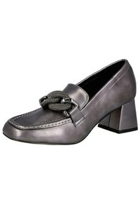 Mocasines de piel gris con tacón bloque y punta redondeada, que presentan un adorno de nudo decorativo y costuras blancas a lo largo de la suela.