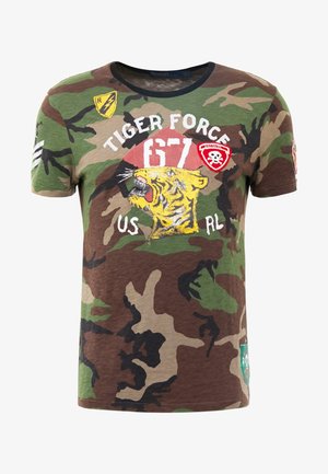 Camo t-shirt i grøn og brun, med et tiger-grafik, teksten "TIGER FORCE 67" og forskellige broderede patches på ærmerne.