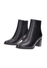 Stivaletti neri in pelle con punta affilata, chiusura con zip su un lato e tacco spesso. Texture liscia, design elegante e accenti minimi.