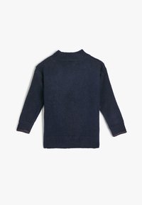Granatowy sweter z dzianiny z wysokim, prążkowanym dekoltem, długimi rękawami i subtelną teksturą. Posiada prostą talię oraz prążkowane mankiety.