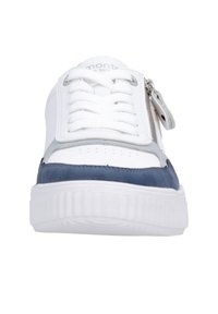 Sneaker bianca con punta blu navy, suola spessa, lacci bianchi, rifinitura grigia e cerniera laterale con linguetta, fotografata di fronte.