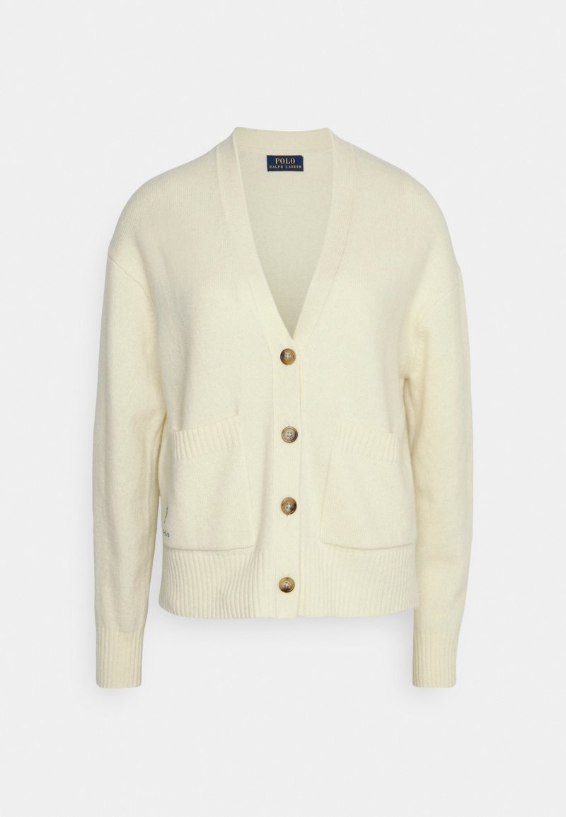 Světle krémový pletený kardigan s véčkovým výstřihem, čtyřmi hnědými knoflíky a dvěma předními nakládanými kapsami, dlouhými rukávy a žebrovanými manžetami a lemem.