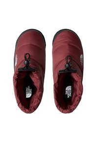 Bottes à enfiler isolées rouges avec une finition lisse, un poignet élastique et des semelles en caoutchouc noires. Présente le logo de la marque sur le côté et une construction durable.