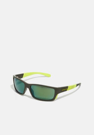Occhiali da sole con montatura grigio scuro, lenti riflettenti verdi e accenti giallo neon sulle tempie. Dettagli testurizzati sui lati.