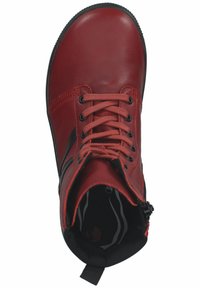Botín de tobillo rojo de cuero con acentos negros, puntera redonda, cordones frontales y cremallera lateral. Forro interior texturizado con un patrón sutil.