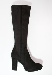 Černé kozačky ke kolenům na podpatku vyrobené z měkkého semiše. Disponují bočním zipem pro zapínání a masivním podpatkem. Hladký povrch s zakřiveným designem.