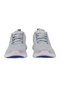 Zapatillas deportivas grises con parte superior de tejido, acentos azules, suela de goma rosa y diseño de cordones. Presentan material transpirable y textura perforada.