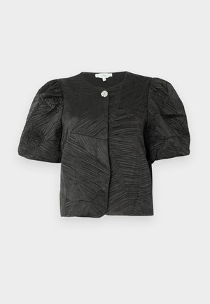 Schwarze, strukturierte Kurzarmjacke mit gepufften Ärmeln und einem einzelnen, verzierten silbernen Knopf am Kragen, auf einem schlichten Hintergrund präsentiert.