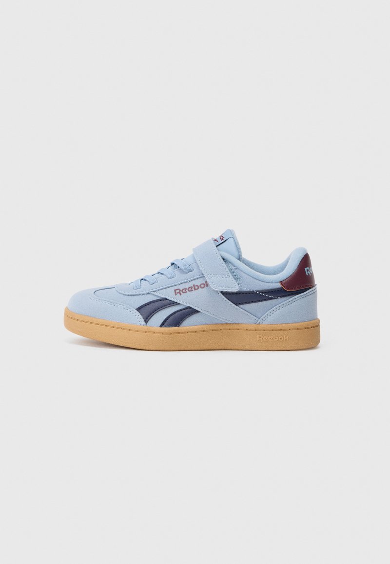 Niebieskie zamszowe trampki z granatowymi akcentami, beżową gumową podeszwą, z zamknięciem na sznurowadła i rzepy, z logo Reebok na języku i pięcie.