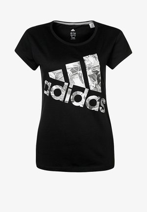 Camiseta de algodón negra con un gran logo blanco de Adidas que presenta un patrón texturizado de billetes. Diseño clásico con cuello redondo y mangas cortas.
