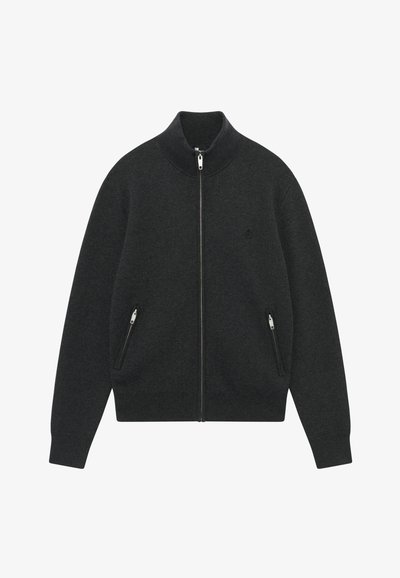 Ciemnoszary sweter na zamek z wysokim kołnierzem, wykonany z teksturowanej tkaniny, z dwoma bocznymi kieszeniami na zamek oraz subtelnym logo na klatce piersiowej.