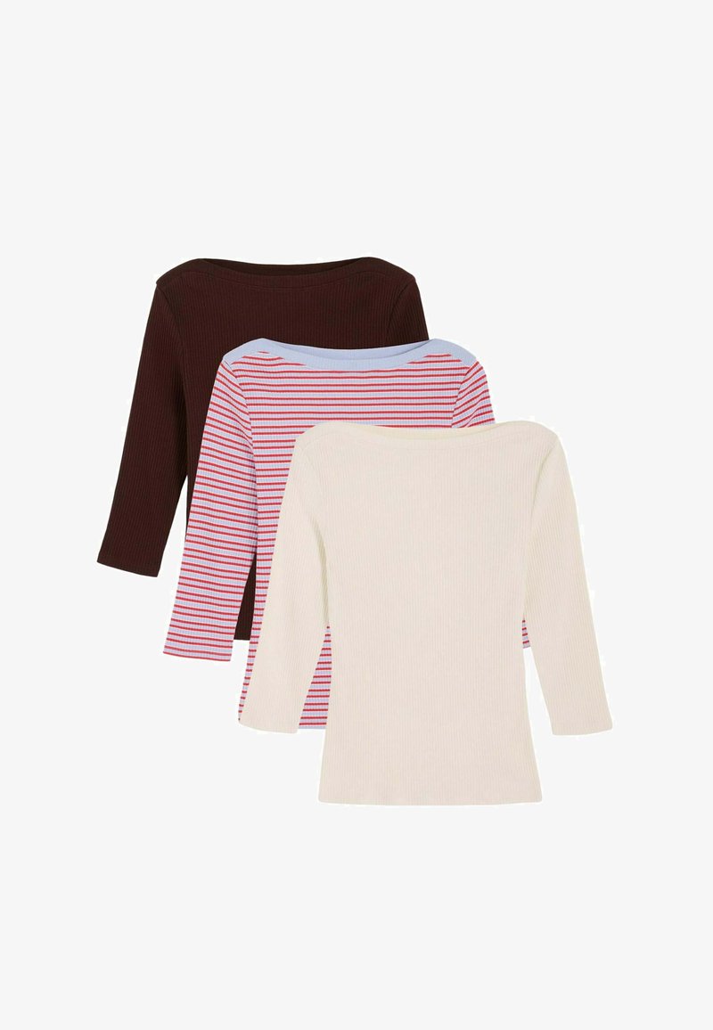 Zestaw trzech prążkowanych topów z dzianiny z dekoltem typu łódka i rękawami za łokieć, w kolorach kremowym, czerwono-białe paski oraz ciemnobrązowy.