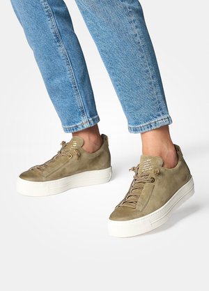 Sneakers in camoscio verde oliva con suole piatte in gomma bianca, caratterizzati da punte arrotondate, dettagli in oro e lacci beige.