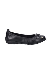 Ballerine en cuir noir avec bout rond, petit nœud avec embouts métalliques sur le dessus, et semelle en caoutchouc légèrement texturée.