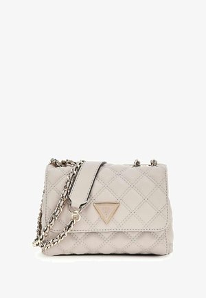 Sac à main en cuir beige matelassé avec un logo triangulaire et une bandoulière en chaîne. Doté d'une fermeture à rabat et d'une surface texturée. Forme compacte et rectangulaire.