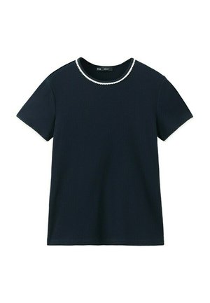 Tricou bleumarin cu mâneci scurte, din material nervurat, cu margini ondulate albe în jurul gâtului rotund și la marginile mânecilor.