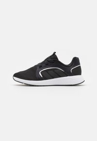 Zapatilla deportiva negra con parte superior de malla, cierre de cordones y tres franjas. Cuenta con una media suela blanca y una suela exterior negra para mayor tracción.